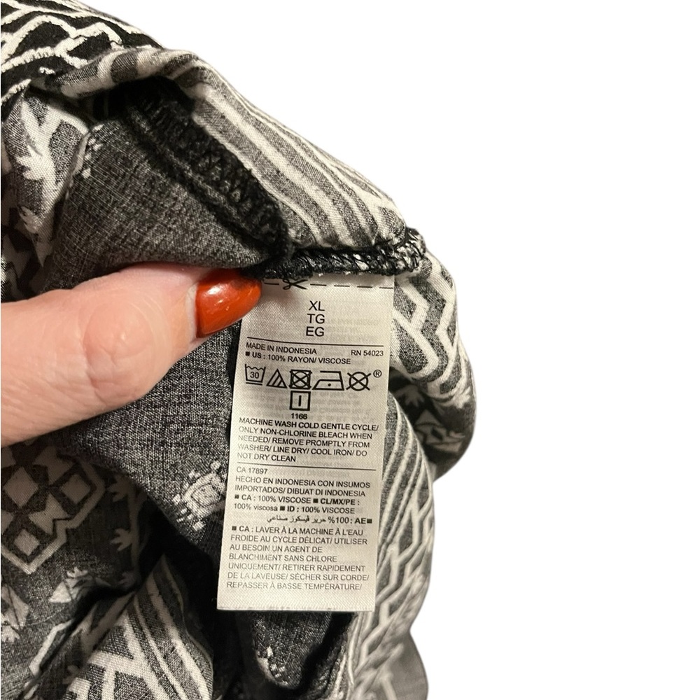 Old Navy Black and White Patterned Tank Top Blouse - Picture 9 of 9